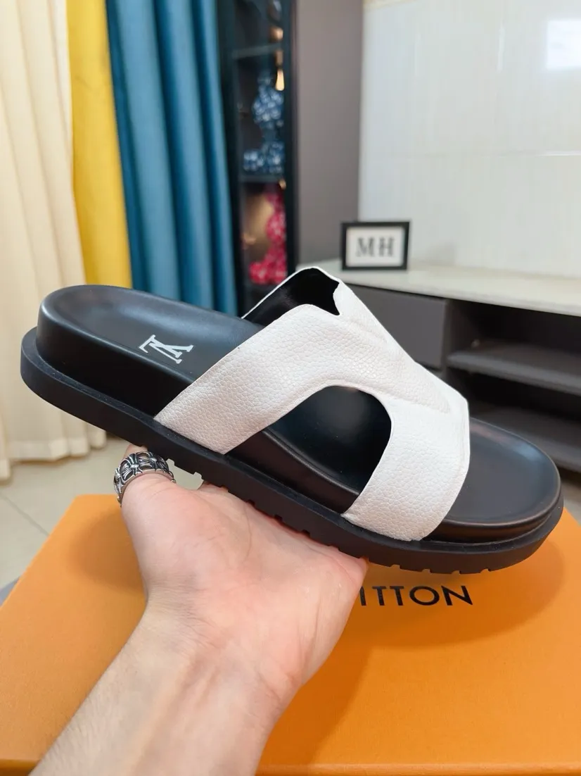 Men's shoes💰300🌹🌹【LV】Multi-color new men's slippers, original top-quality version, original special cowhide with pebbled embossing➕sheepskin on the inner and side, non-slip combination sole, more stable walking, more comfortable and lightweight, high-end and generous, size: 38~44